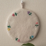 小花の刺繍ポットマット...①