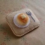 ホットケーキのブローチ（フェルト）