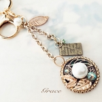 上品パールと金のリーフ　キーホルダー・バッグチャーム　SWAROVSKIプラス