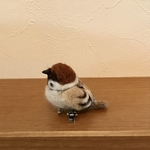 スズメのピンブローチ