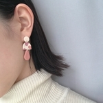さくらカラーの揺れるポリマークレイピアス