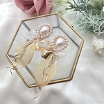 結婚式　ウェディング　ブライダルに✴︎ドロップ型のパールカボションからゴールドとダイヤレーンのチャームが揺れる　大ぶりブライダルピアス