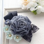 ≪つまみ細工≫グレー薔薇のコサージュ 髪飾り 入学式・卒業式・結婚式