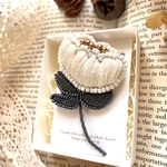 ふっくらクリスマスローズの刺繍ブローチ＊アイボリー×ミルクホワイト