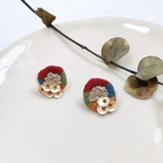 ビビッドカラーの不揃い刺繍ピアス
