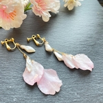 再再‥再販♡ 桜の花びらと淡水パールのイヤリング