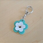 レザー　お花のキーホルダー　チャーム　ターコイズ×ホワイト♪