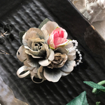 💐くすみカラーのミニ薔薇、グラデーションが綺麗なアンティーク風小さめコサージュ💐