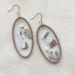 オーガンジー刺繍　うさぎとたんぽぽのピアス/イヤリング