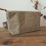 2200→1900円　手刺繍入りタグ　ファスナーポーチ　カフェオレ色