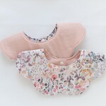 リバティ2021ssフェルダのリバーシブルな小さめ花びらスタイ(ピンク＆グレー系)