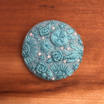 刺繍くるみボタン（ヘアゴム/ブローチ）