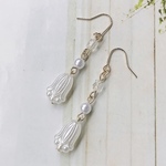 T.CYチェコビーズとチューリップのピアスG White