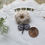 大人可愛い　ビーズ刺繍ブローチ　＊マーガレット＊　ベージュ