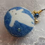 スイスイしろくまマカロンケース②　小型（天然石の飾りつき） 