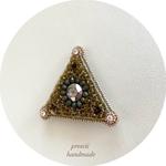 ビーズ刺繍ブローチ　pyramid