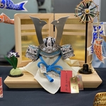 【五月人形】【コンパクト】【端午の節句】【平台飾り】　蒼山4号兜檜平台屏風付き飾り（鯉のぼり）
