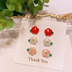 小さな椿のピアス