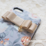 〈ライトグレー〉ローズフラワー　ベージュリボン　イニシャル付　iPhone7/8/新SEケース