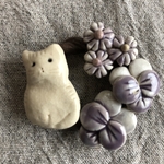 猫とパンジーのブローチ