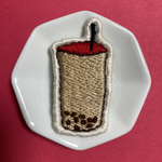 タピオカミルクティの刺繍ブローチ