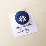 ホワイトウッドの手刺繍のブローチ