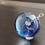 煌めく一粒の世界　見る角度によって色が変わる　宇宙渦玉ネックレス　キーホルダー