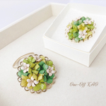 あじさいと白い小花　KAOブローチ【グリーン×ホワイト】革花ブローチ風　革花スカーフ留め　 革アクセサリー