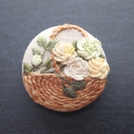 【バラの花かご】刺繍ブローチ