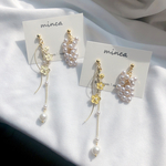 ホワイトのみ‼︎𓐍アシンメトリー　フラワー×ジャラジャラパール𓐍ピアス　イヤリング　樹脂　大人可愛い　カジュアル　ニュアンス　イエロー  春色　ロング　揺れる　