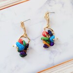 カラフルなじゃらじゃら石を持った手のピアス