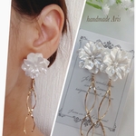 ✨再販✨【サージカルステンレス】✨お花✴︎ホワイトフラワー　✴︎  ゆらゆら　らせん　ピアス✴︎✴︎