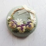 【Little Garden】パンジーとマーガレットのハーフリース 刺繍ブローチ