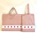 【完成品】いちご刺繍のレッスンバッグ＆シューズケース＊ピンク♪2点セット♪ お名前刺繍テープ＊プレゼント♪クロスステッチ♪入園入学/絵本バッグ/上履き入れ/入園入学オーダー会