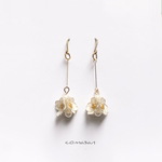 揺れる白い小花　チタンフックピアス(パールホワイト)ネモフィラ　　