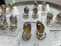 鉱物ピアス