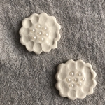 KOIMESUKI様の専用　陶器　しっとり白パールのブローチ