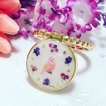 アリッサムとインコのスマホリング(アキクサインコ)