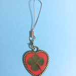 天然のクローバーをストラップに5