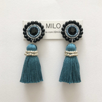 ブラック×ブルーフラワーとタッセルのビーズ刺繍ピアス/イヤリング