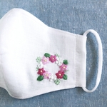 刺繍マスク　パステルカラー　春色リース　ノーズワイヤー入り　　薄手ベージュリネンとダブルガーゼ　痛くならない柔らかな耳ゴム使用　