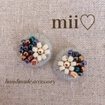 ビーズ刺繍ピアス／イヤリング　ライトグレー