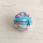 桜の咲く海辺の街の手刺繍バッジ