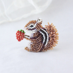 いちご狩りするリスさん  ビーズ刺繍ブローチ