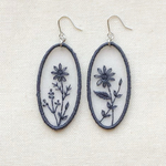 オーガンジー刺繍　お花のシルエット（ブラック）ピアス/イヤリング