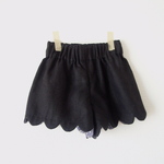 Scalloped edge short pants