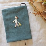 女の子の日常　手刺繍　文庫本　ブックカバー　ちぐさ色　