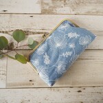 インディゴブルーの刺繍がま口通帳ポーチ