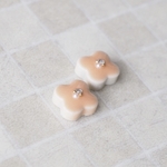 SALE＊東雲＊美濃焼 ✽ 小さなお花のピアス／イヤリング【金属アレルギー対応】桜　オレンジ（チタン　樹脂　ニッケルフリー　クリップ式　ネジバネ式）