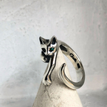 緑の瞳の指に絡みつく猫リング